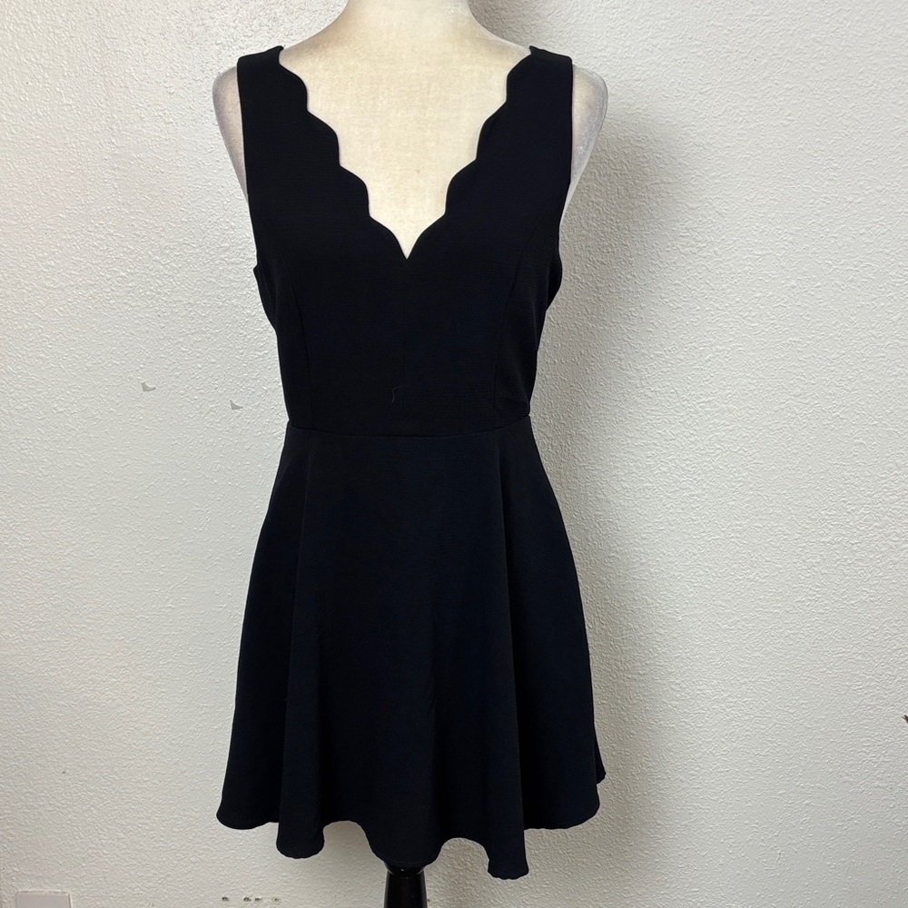 1815 NWOT Elegant Black Scalloped Dress. Sz 6